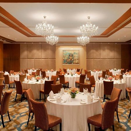 Radisson Blu Plaza Hotel Hyderabad Banjara Hills Restauracja zdjęcie The ballroom