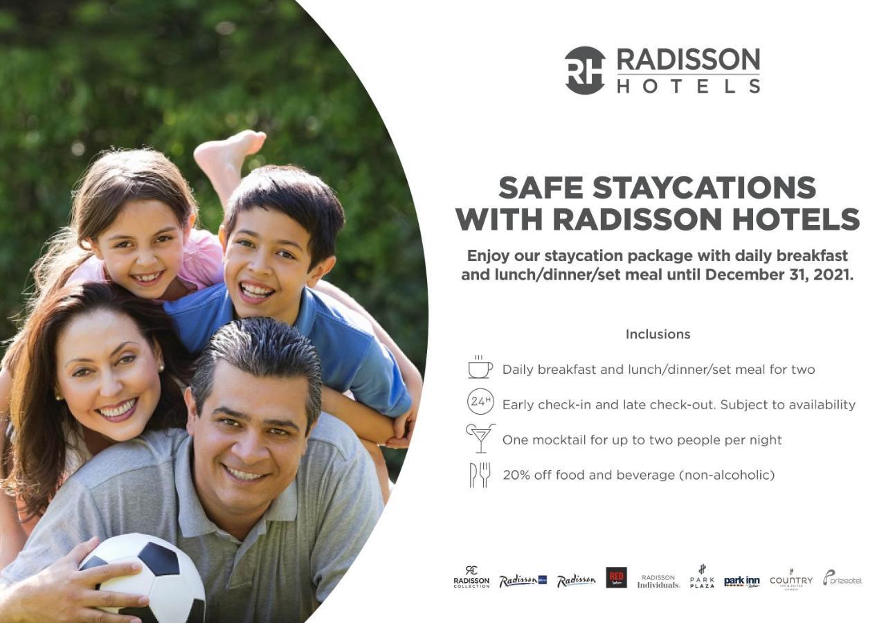 Radisson Blu Plaza Hotel Hyderabad Banjara Hills Zewnętrze zdjęcie A Radisson Hotels advertisement