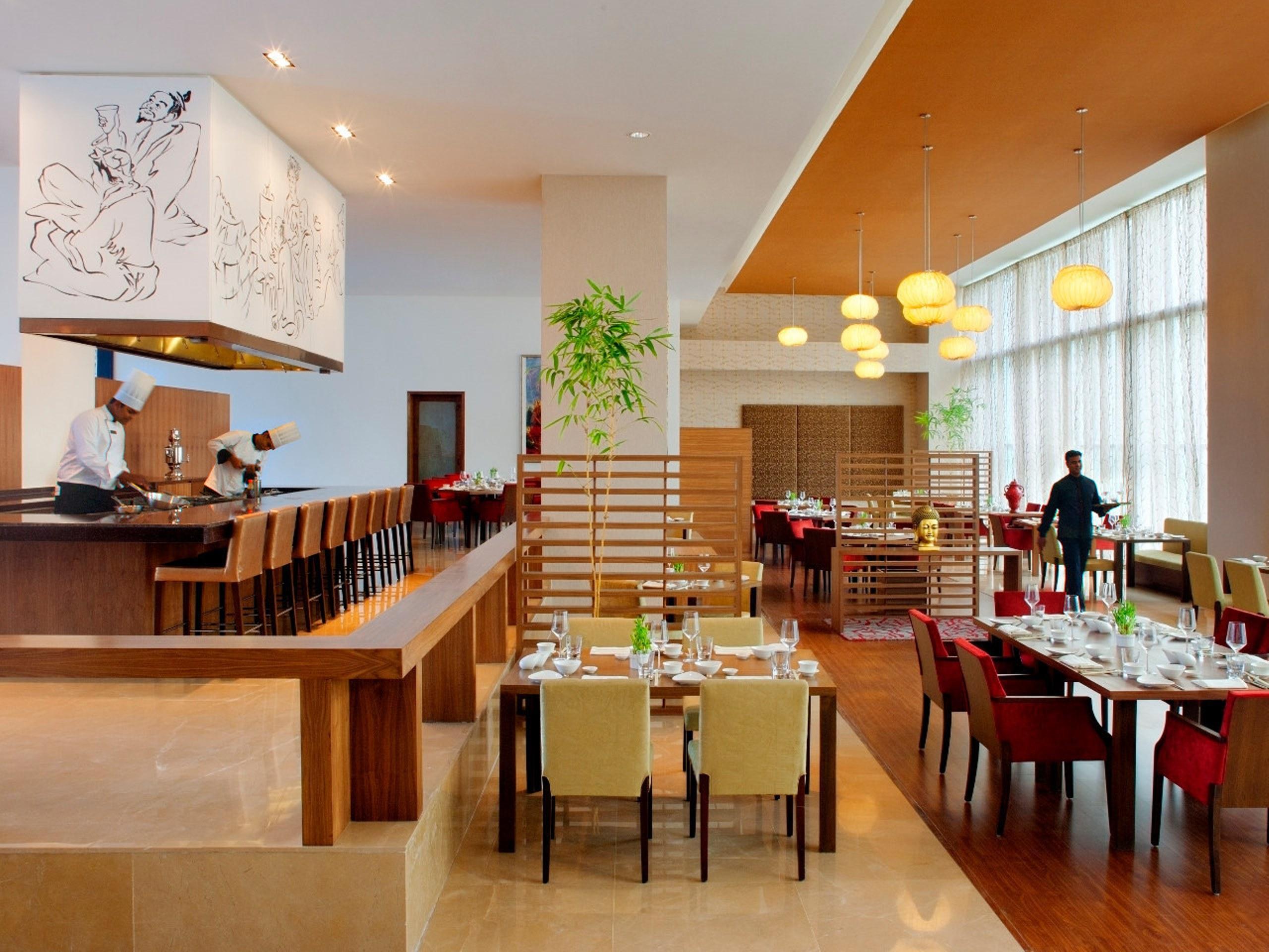Radisson Blu Plaza Hotel Hyderabad Banjara Hills Zewnętrze zdjęcie The restaurant
