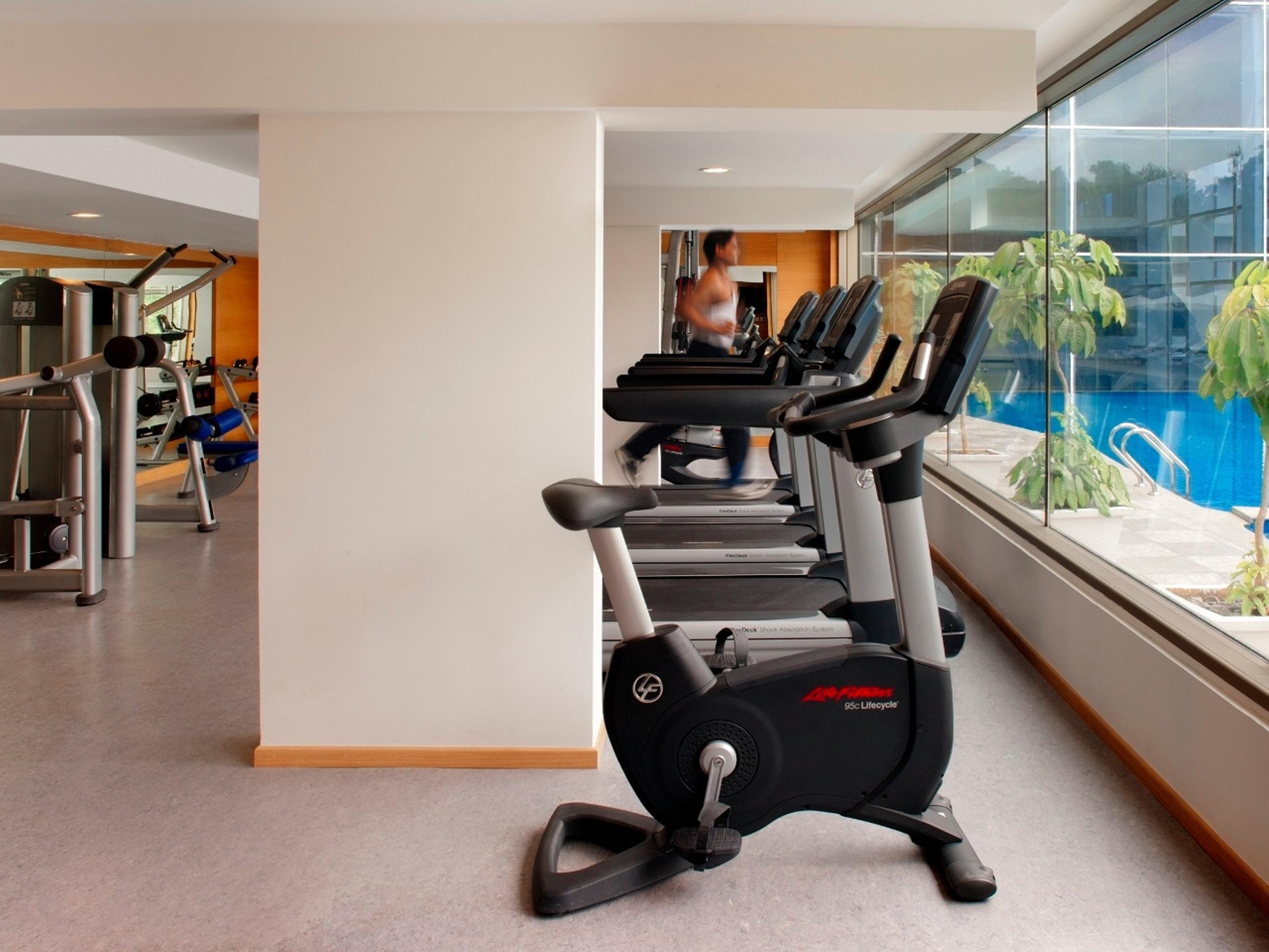 Radisson Blu Plaza Hotel Hyderabad Banjara Hills Zewnętrze zdjęcie A Life Fitness 95c recumbent bike