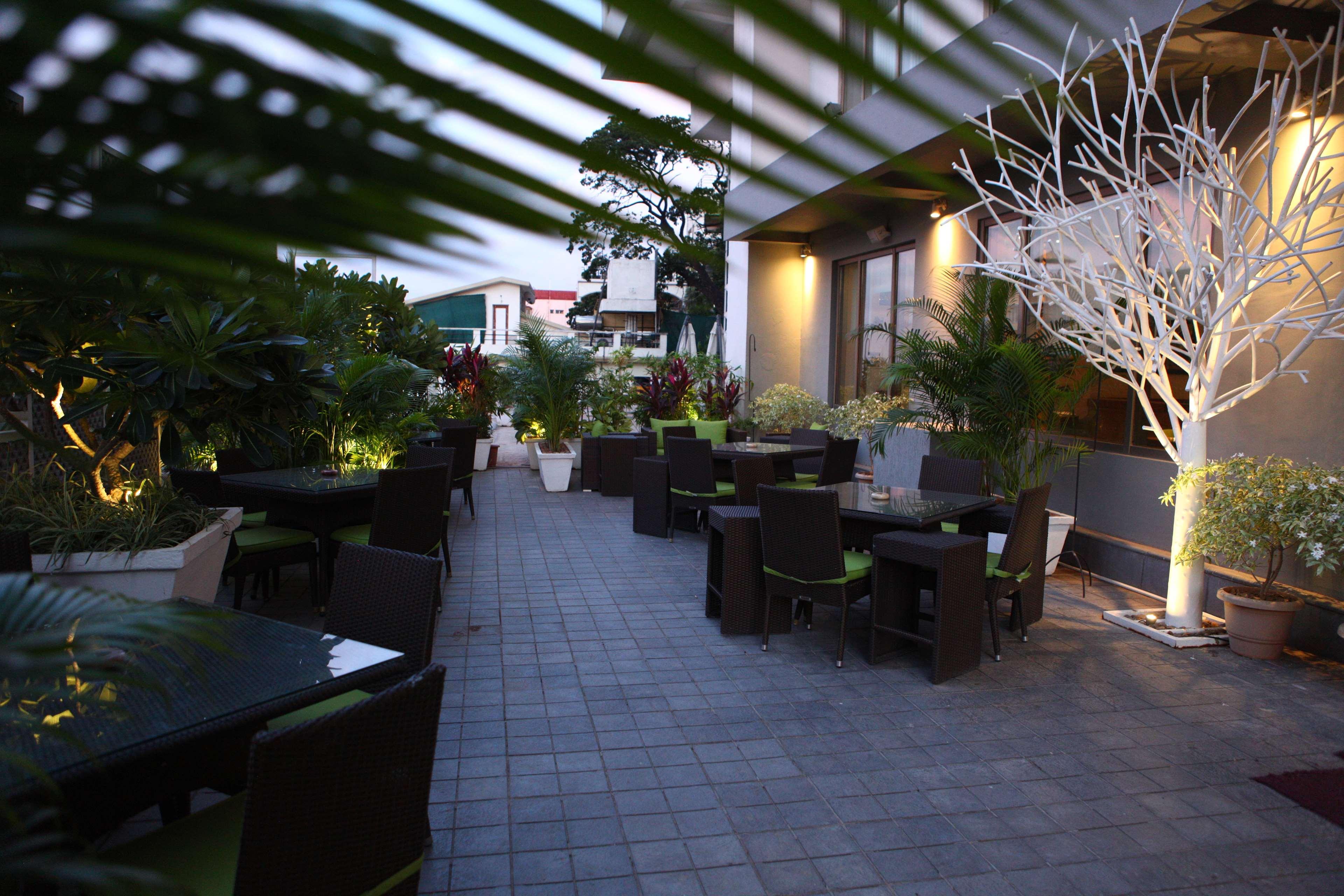 Radisson Blu Plaza Hotel Hyderabad Banjara Hills Zewnętrze zdjęcie The outdoor terrace at the hotel