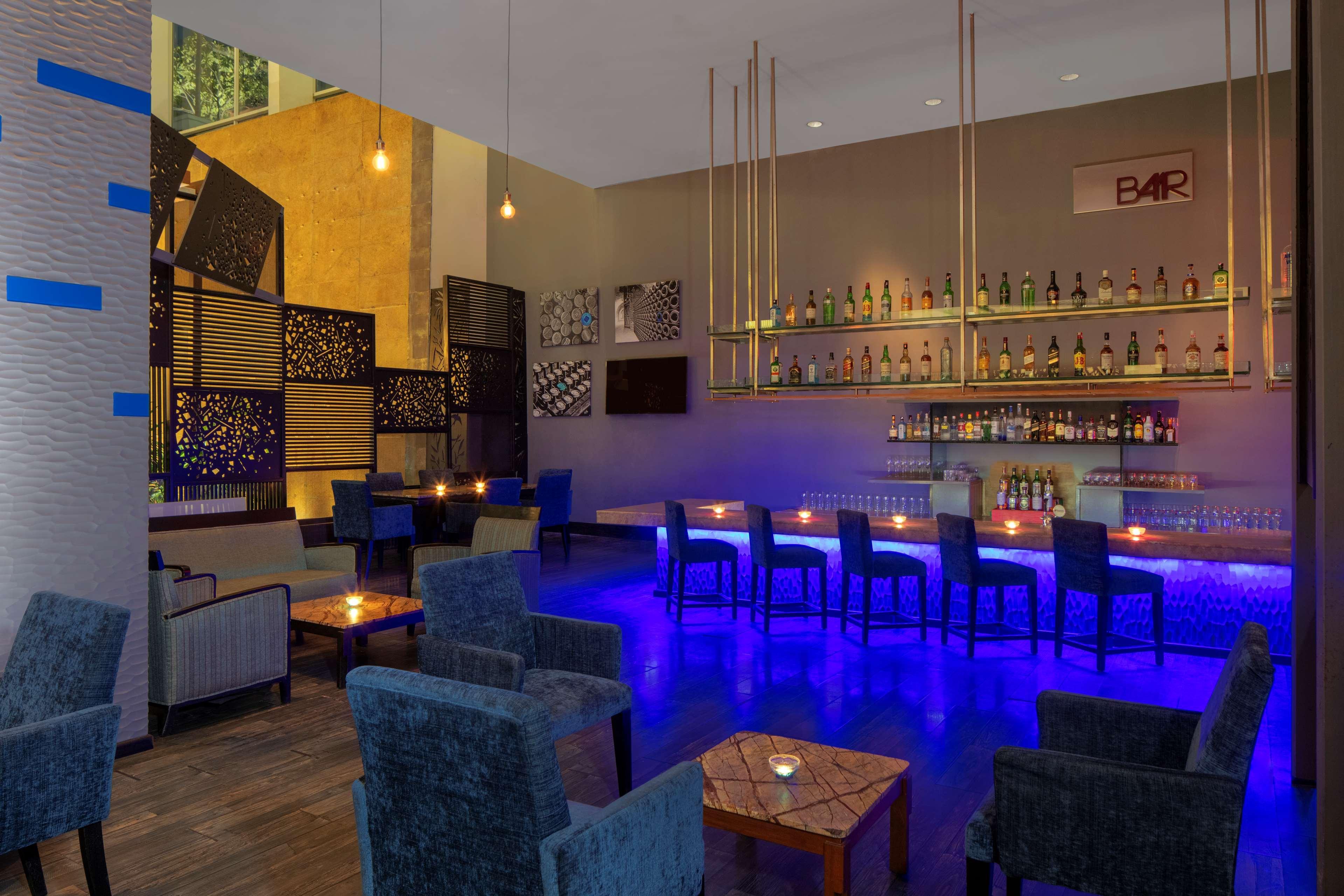 Radisson Blu Plaza Hotel Hyderabad Banjara Hills Zewnętrze zdjęcie The bar at the hotel