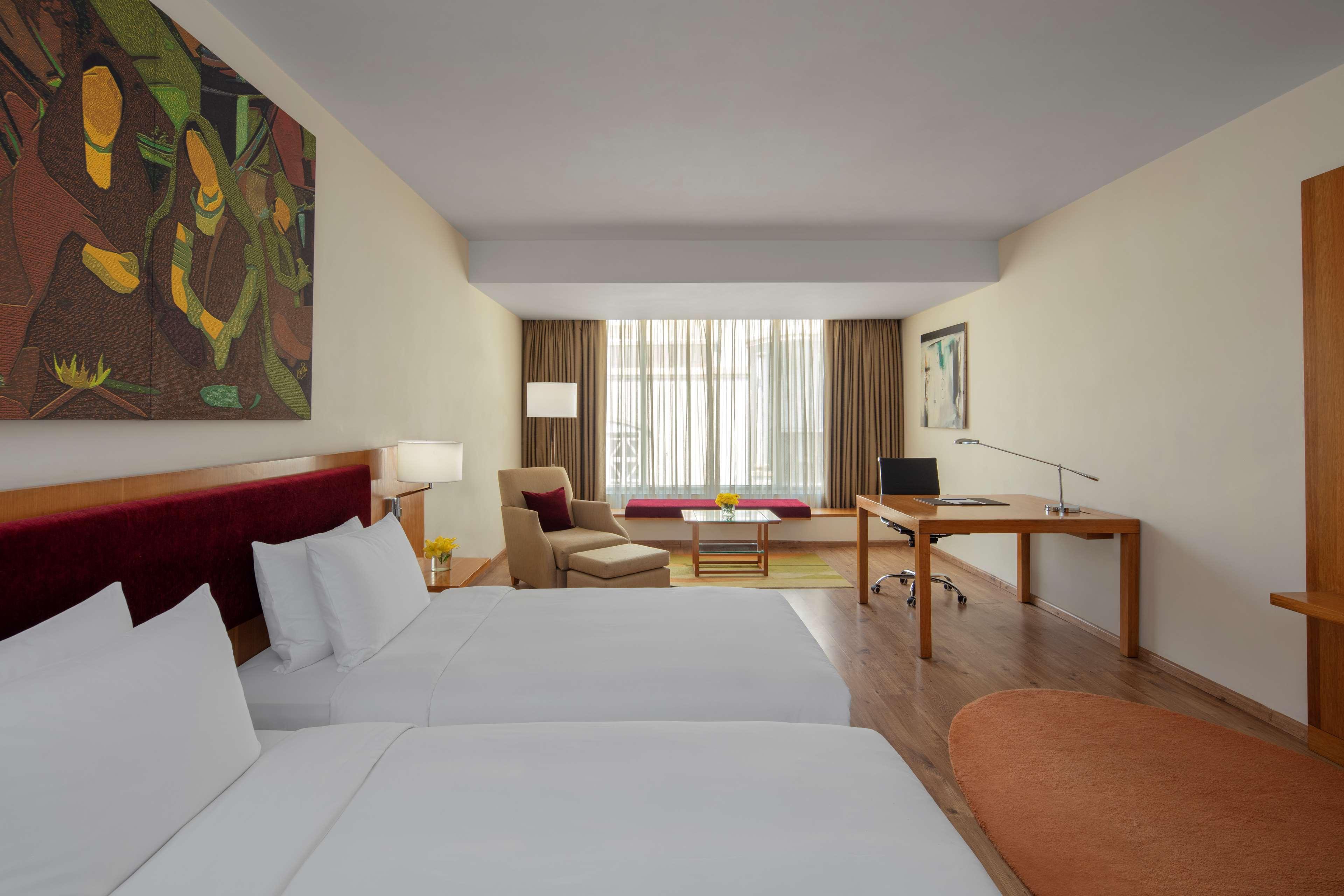 Radisson Blu Plaza Hotel Hyderabad Banjara Hills Zewnętrze zdjęcie A room at the hotel
