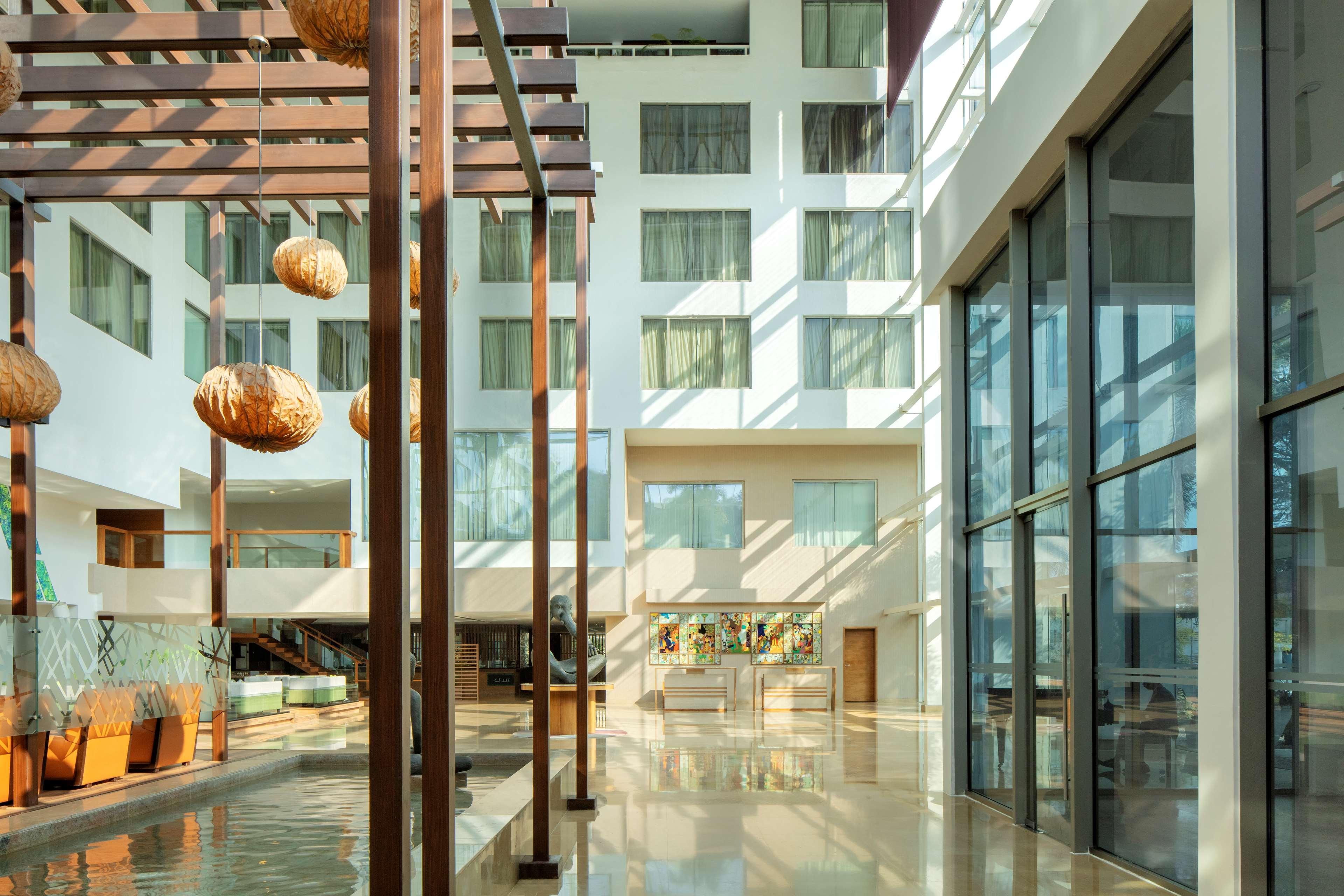 Radisson Blu Plaza Hotel Hyderabad Banjara Hills Zewnętrze zdjęcie Interior of the hotel