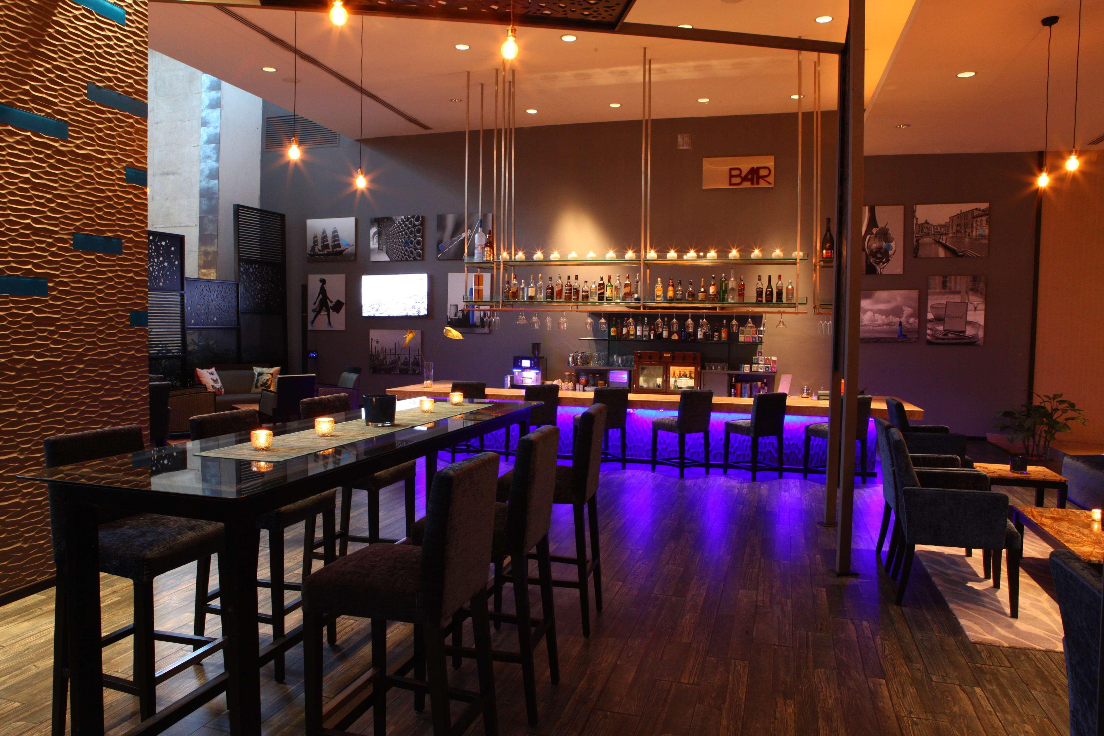 Radisson Blu Plaza Hotel Hyderabad Banjara Hills Zewnętrze zdjęcie The bar at the hotel