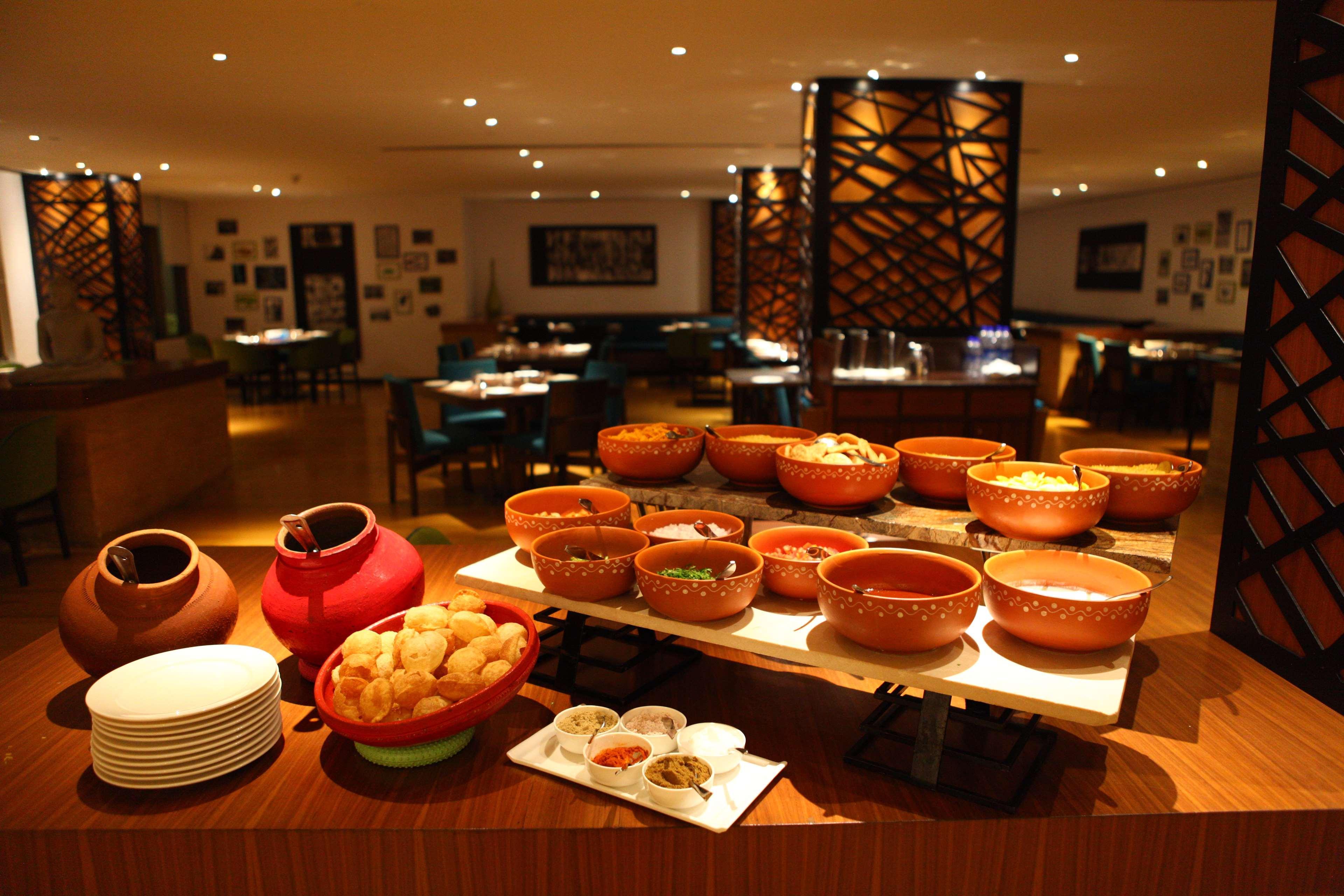 Radisson Blu Plaza Hotel Hyderabad Banjara Hills Zewnętrze zdjęcie A buffet at a hotel