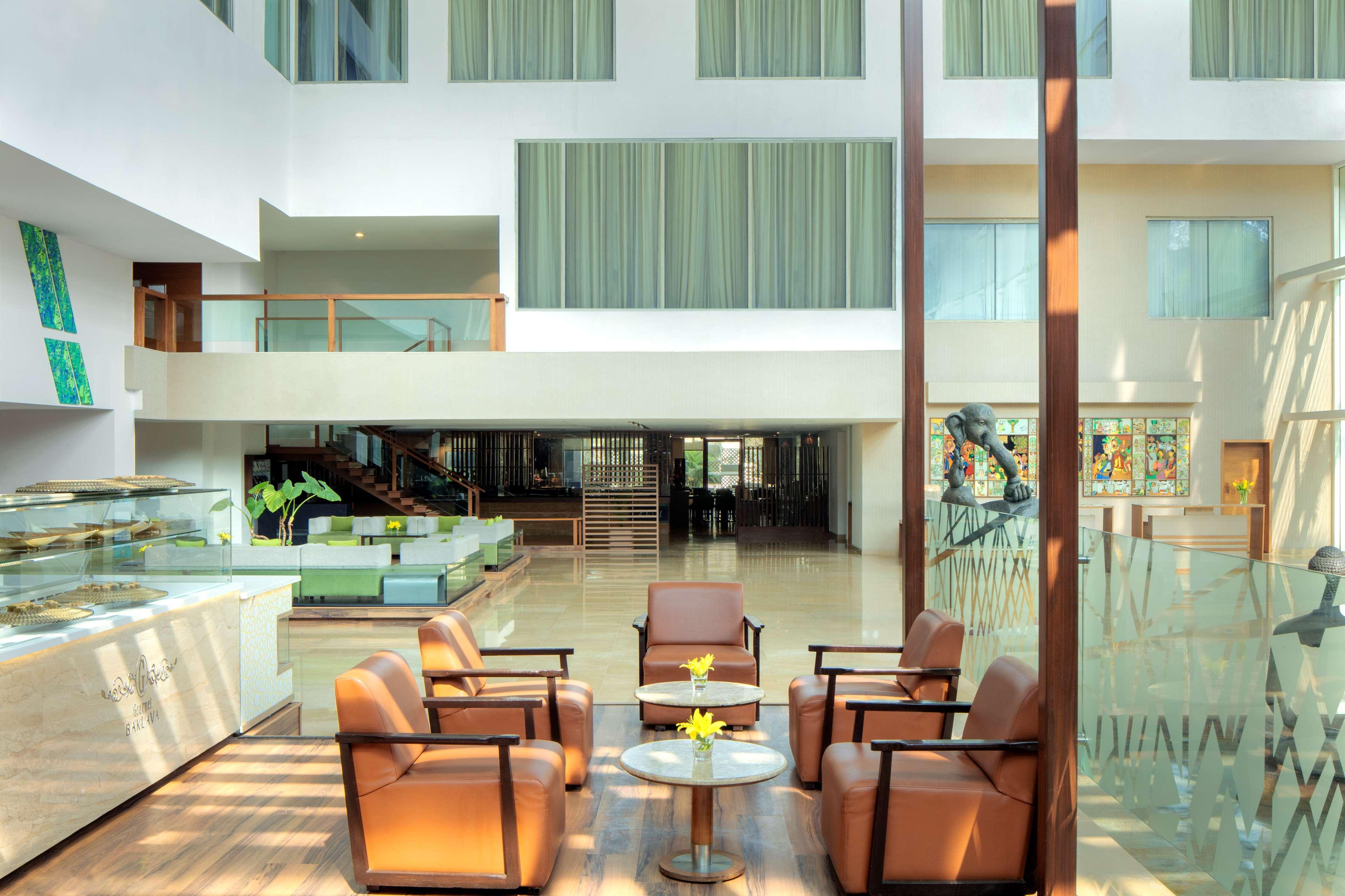 Radisson Blu Plaza Hotel Hyderabad Banjara Hills Zewnętrze zdjęcie Lobby