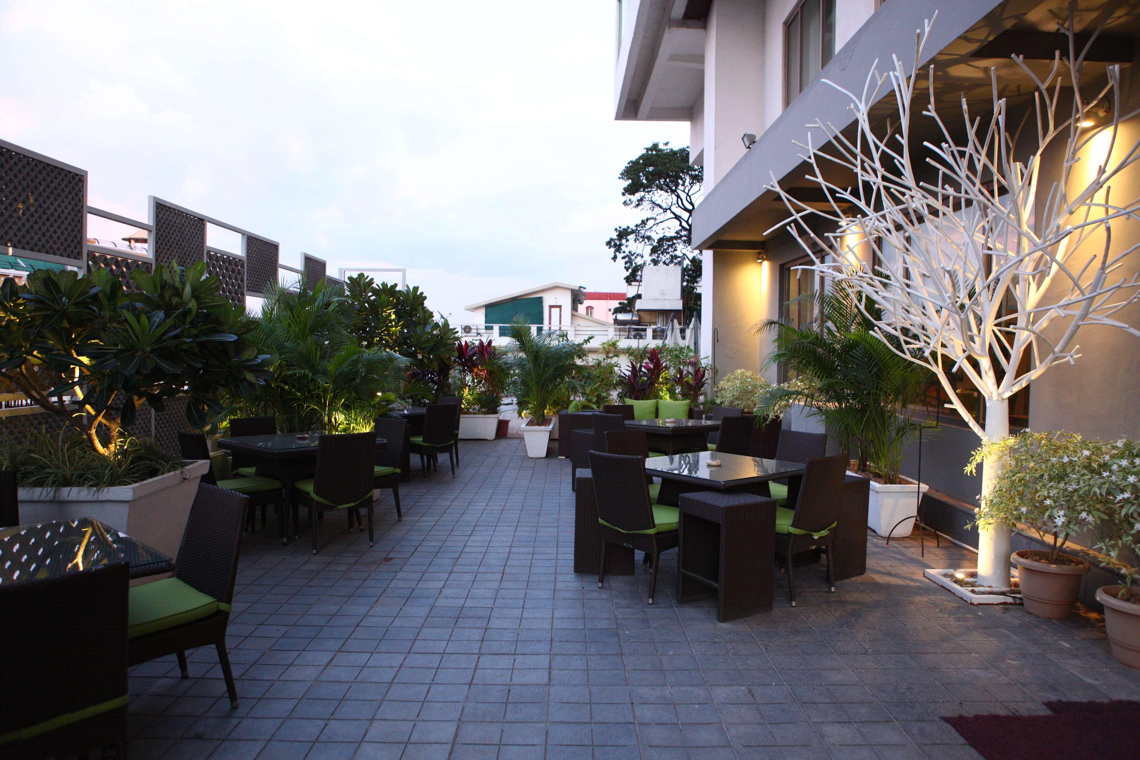 Radisson Blu Plaza Hotel Hyderabad Banjara Hills Zewnętrze zdjęcie The Terrace at the Park
