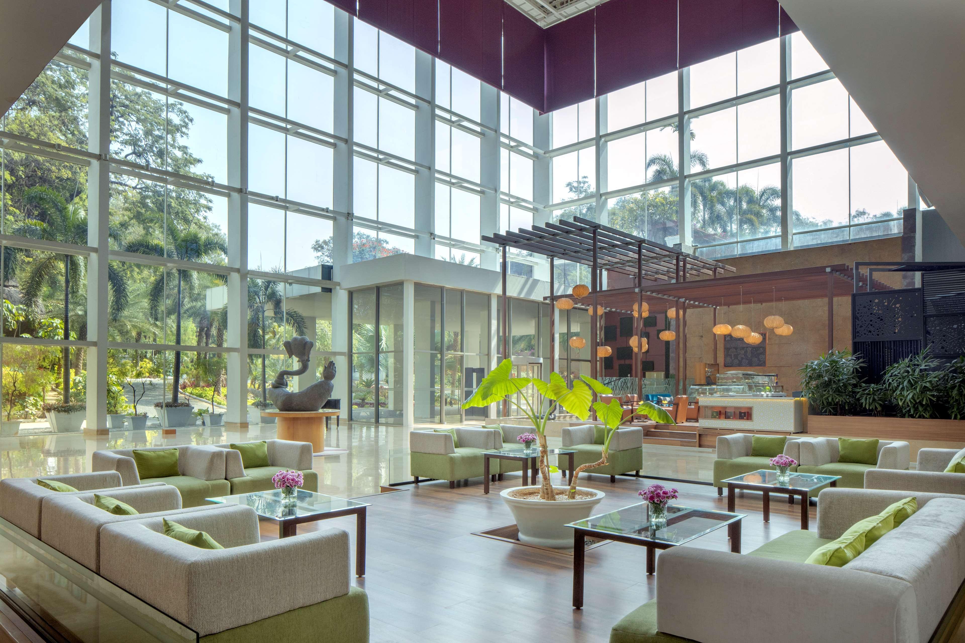 Radisson Blu Plaza Hotel Hyderabad Banjara Hills Zewnętrze zdjęcie Lobby