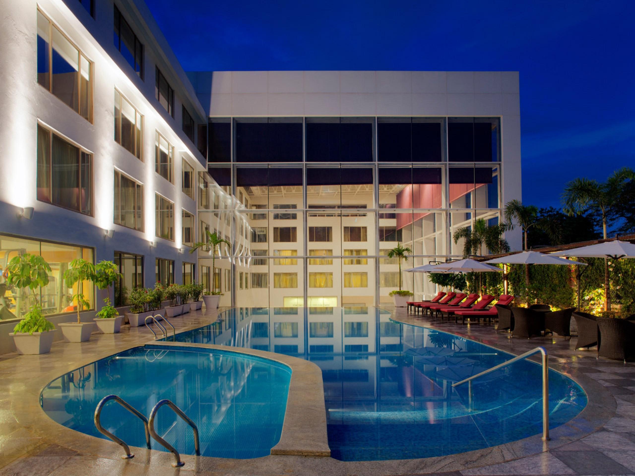 Radisson Blu Plaza Hotel Hyderabad Banjara Hills Zewnętrze zdjęcie The swimming pool at the hotel