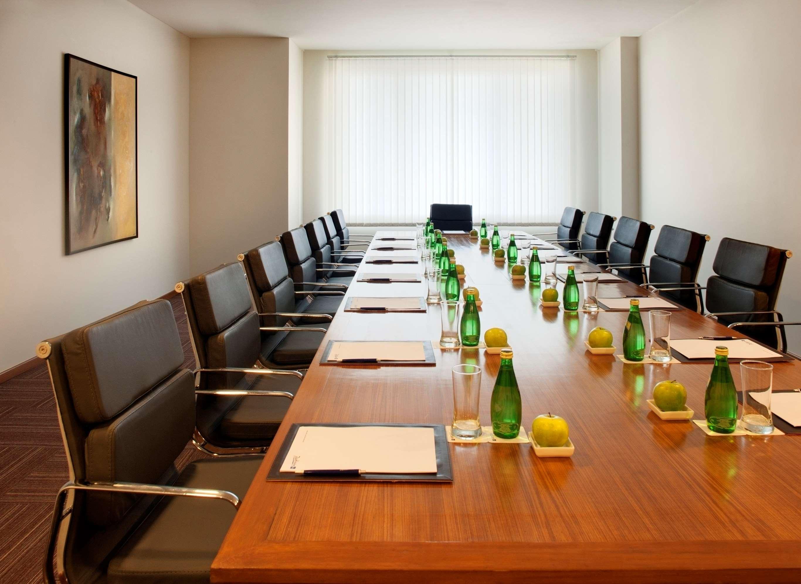 Radisson Blu Plaza Hotel Hyderabad Banjara Hills Zaplecze biznesowe zdjęcie A boardroom
