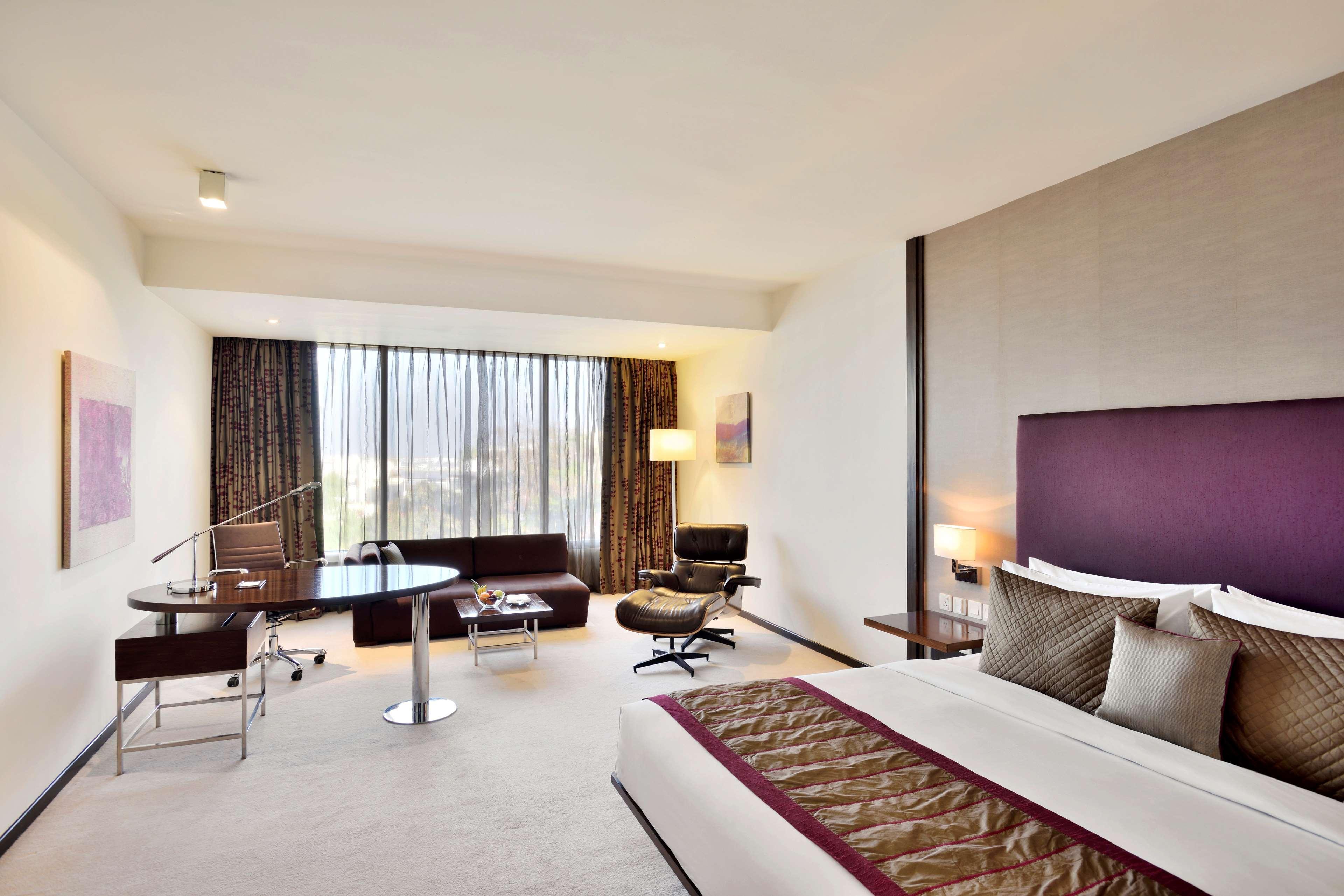 Radisson Blu Plaza Hotel Hyderabad Banjara Hills Zewnętrze zdjęcie A room at the Park Hyatt Hyderabad