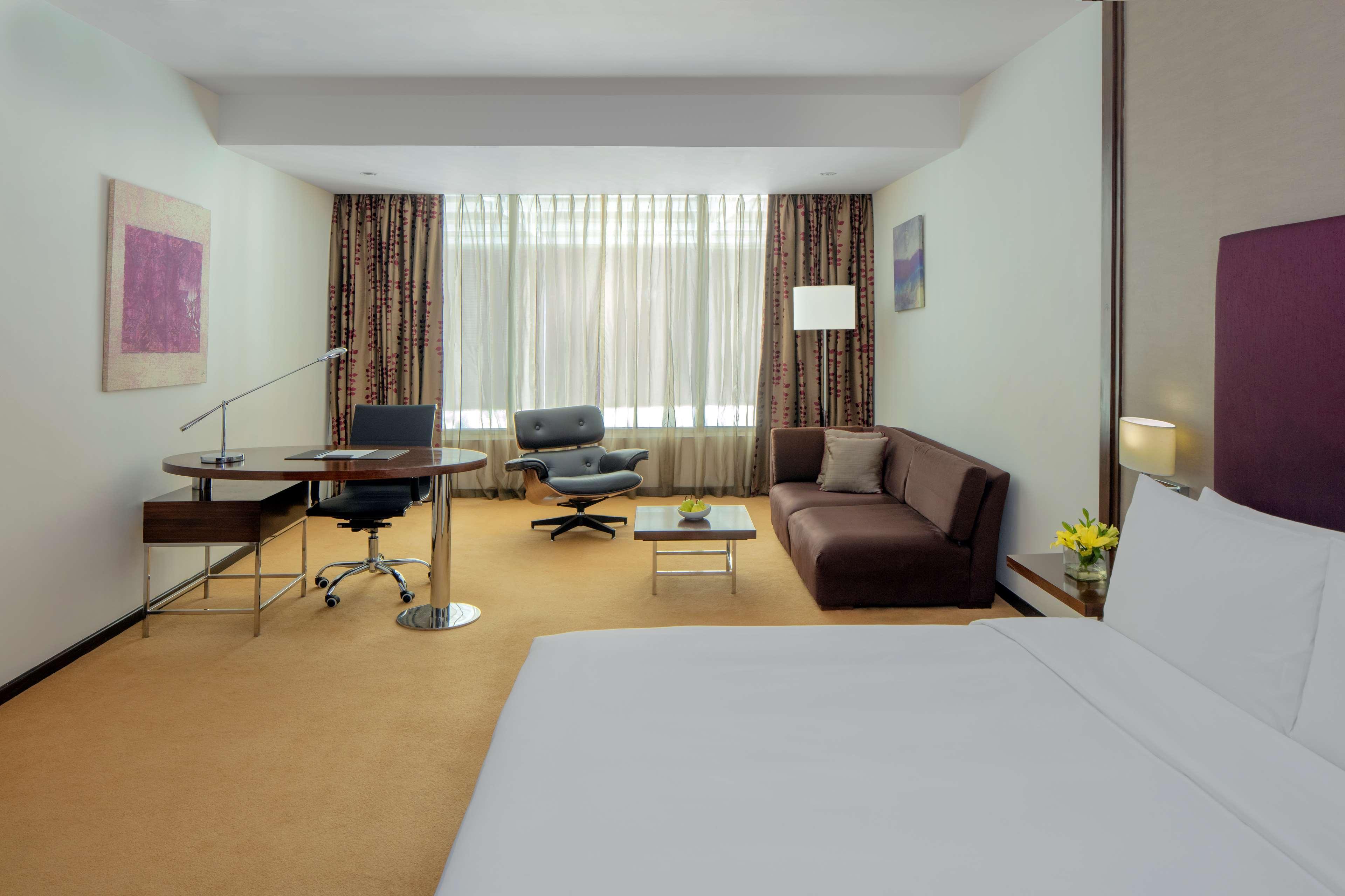 Radisson Blu Plaza Hotel Hyderabad Banjara Hills Zewnętrze zdjęcie A room at the hotel