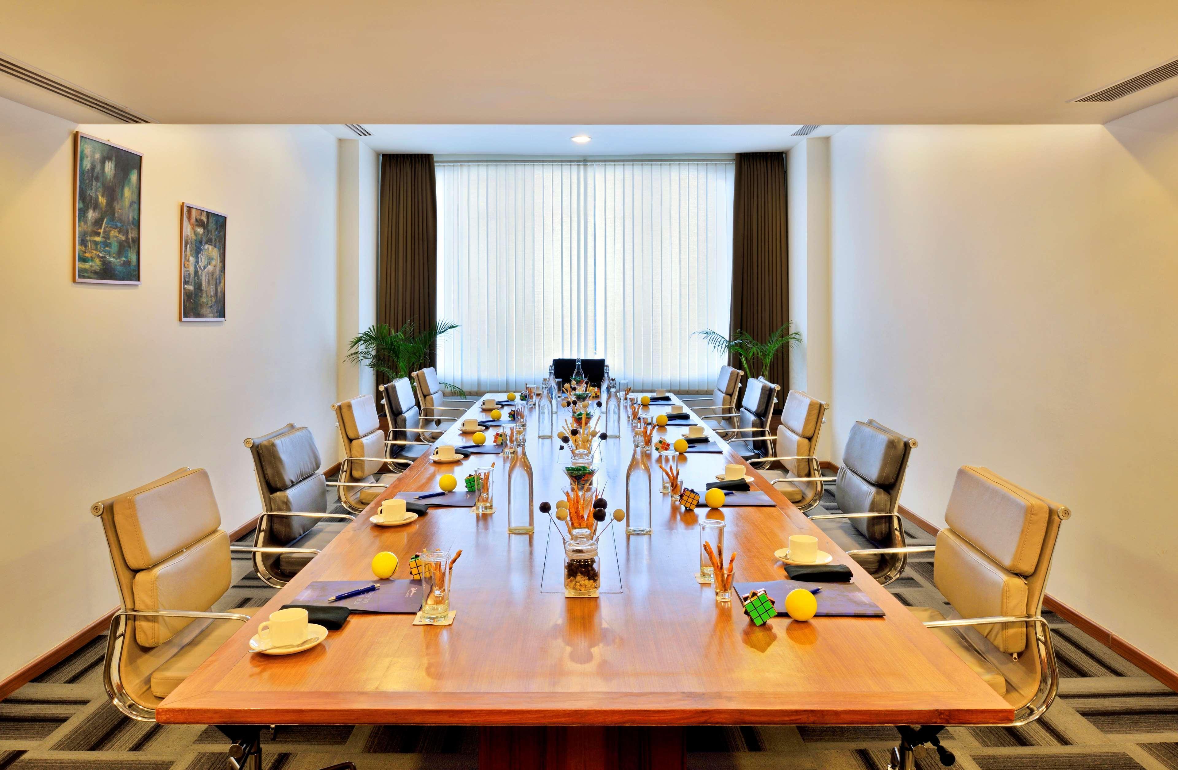 Radisson Blu Plaza Hotel Hyderabad Banjara Hills Zewnętrze zdjęcie Meeting room