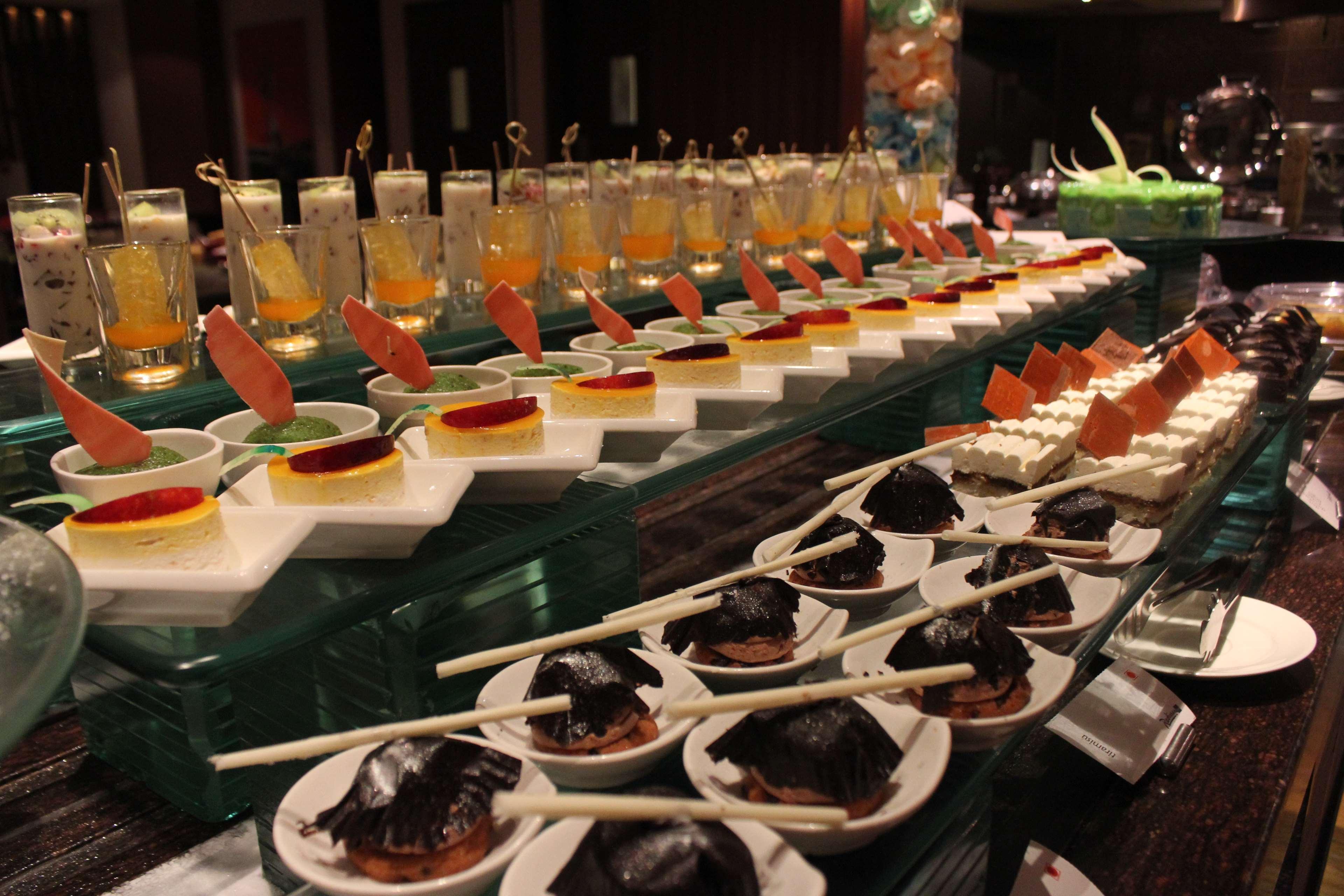 Radisson Blu Plaza Hotel Hyderabad Banjara Hills Zewnętrze zdjęcie A dessert buffet
