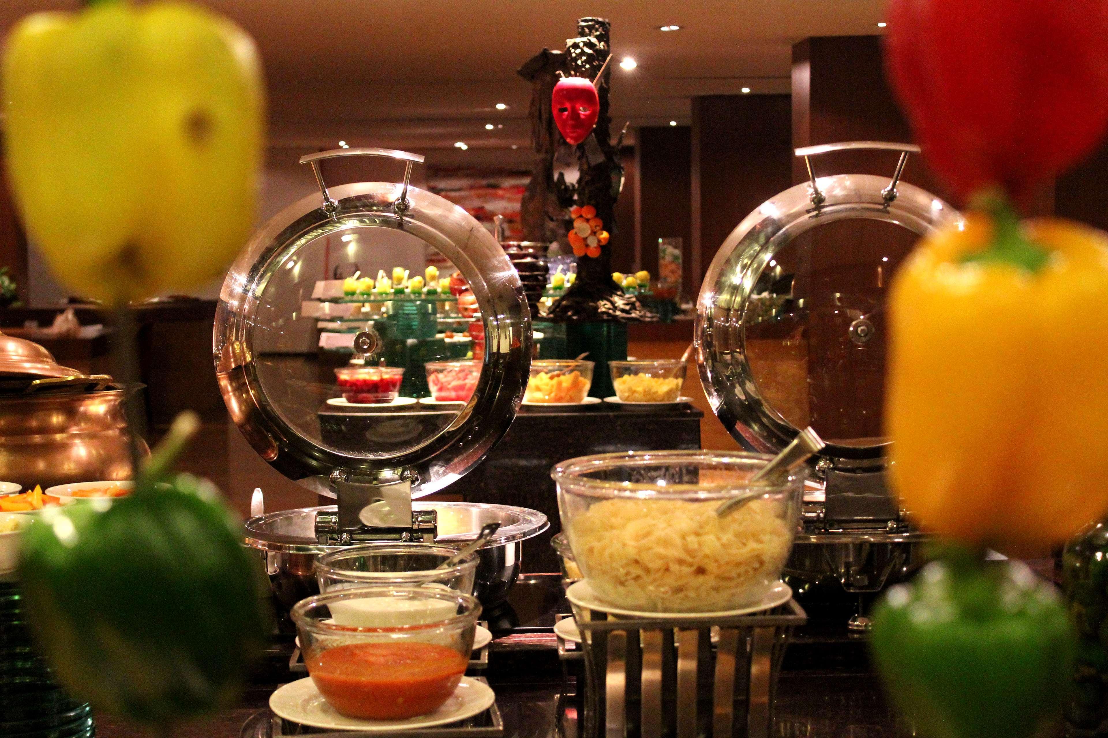 Radisson Blu Plaza Hotel Hyderabad Banjara Hills Zewnętrze zdjęcie A buffet at a hotel
