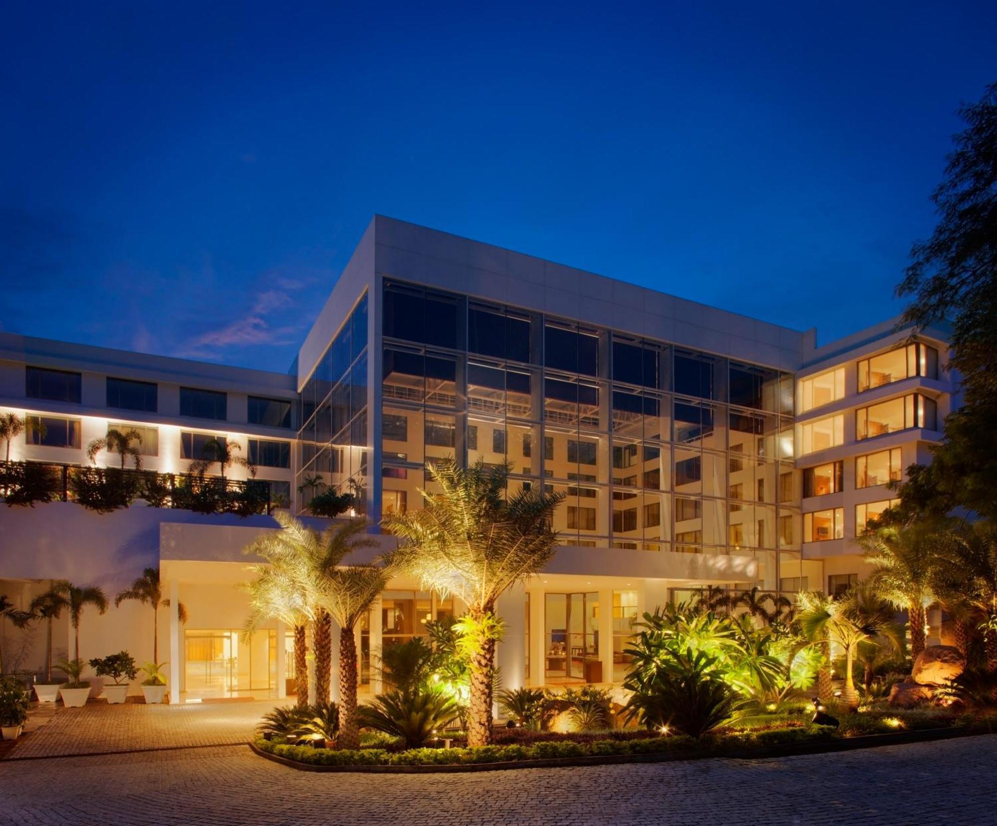 Radisson Blu Plaza Hotel Hyderabad Banjara Hills Zewnętrze zdjęcie The hotel at night