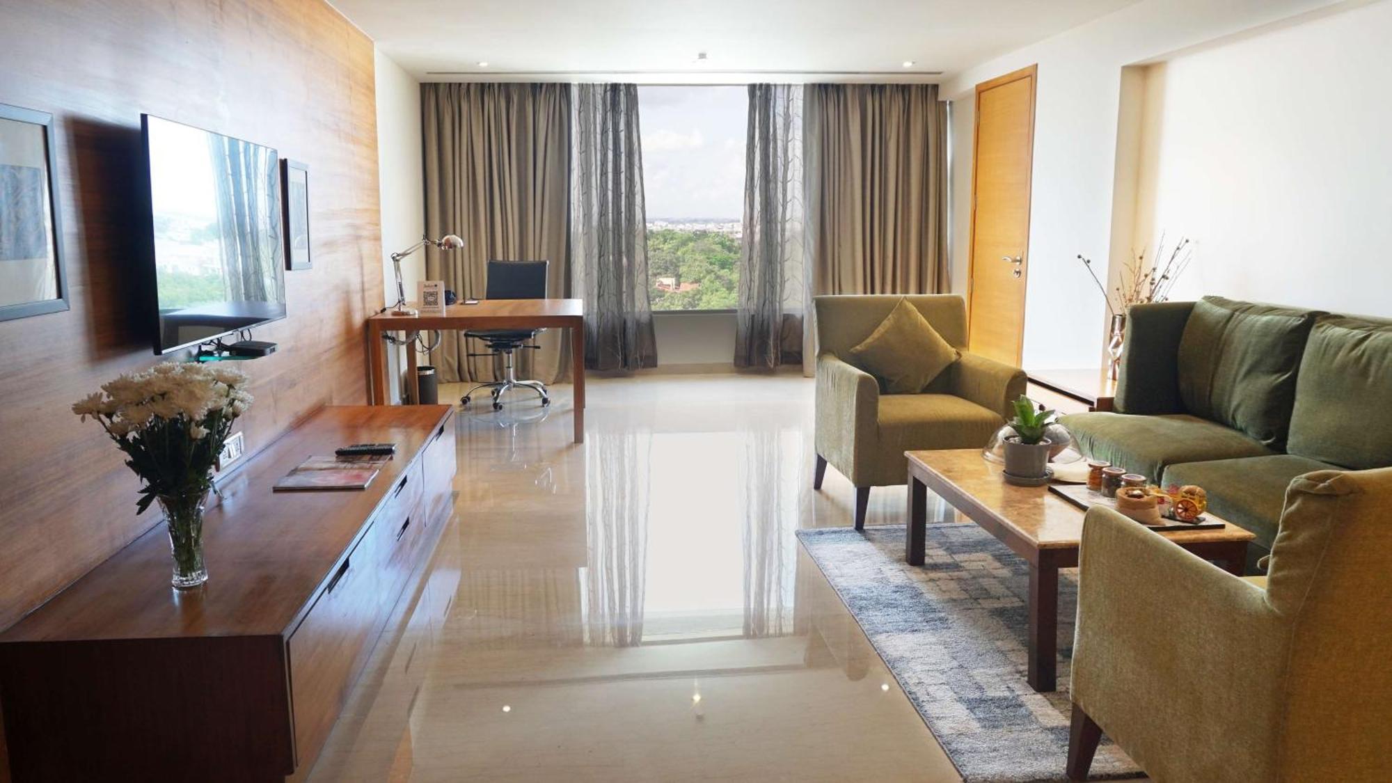 Radisson Blu Plaza Hotel Hyderabad Banjara Hills Zewnętrze zdjęcie A typical suite at the hotel