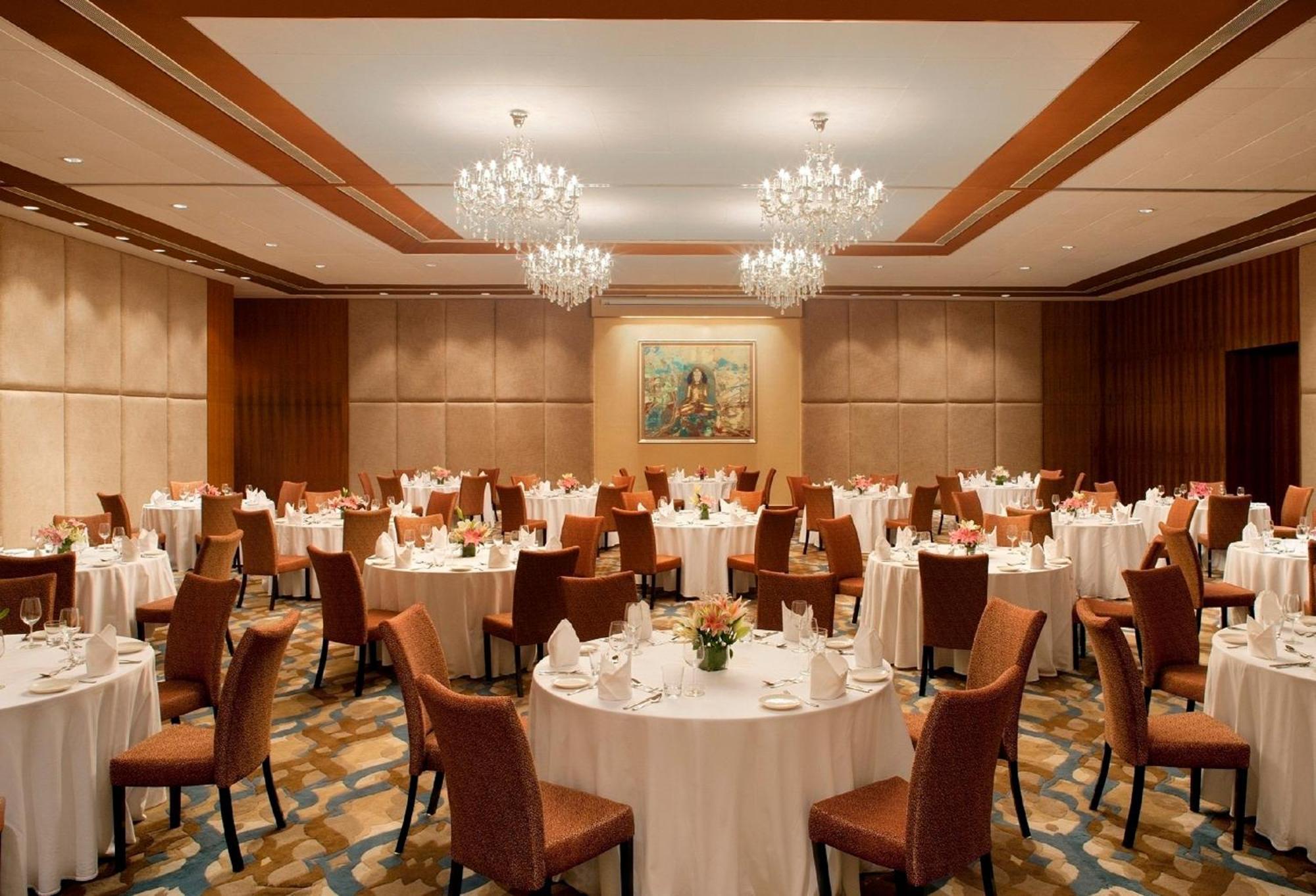 Radisson Blu Plaza Hotel Hyderabad Banjara Hills Restauracja zdjęcie The ballroom