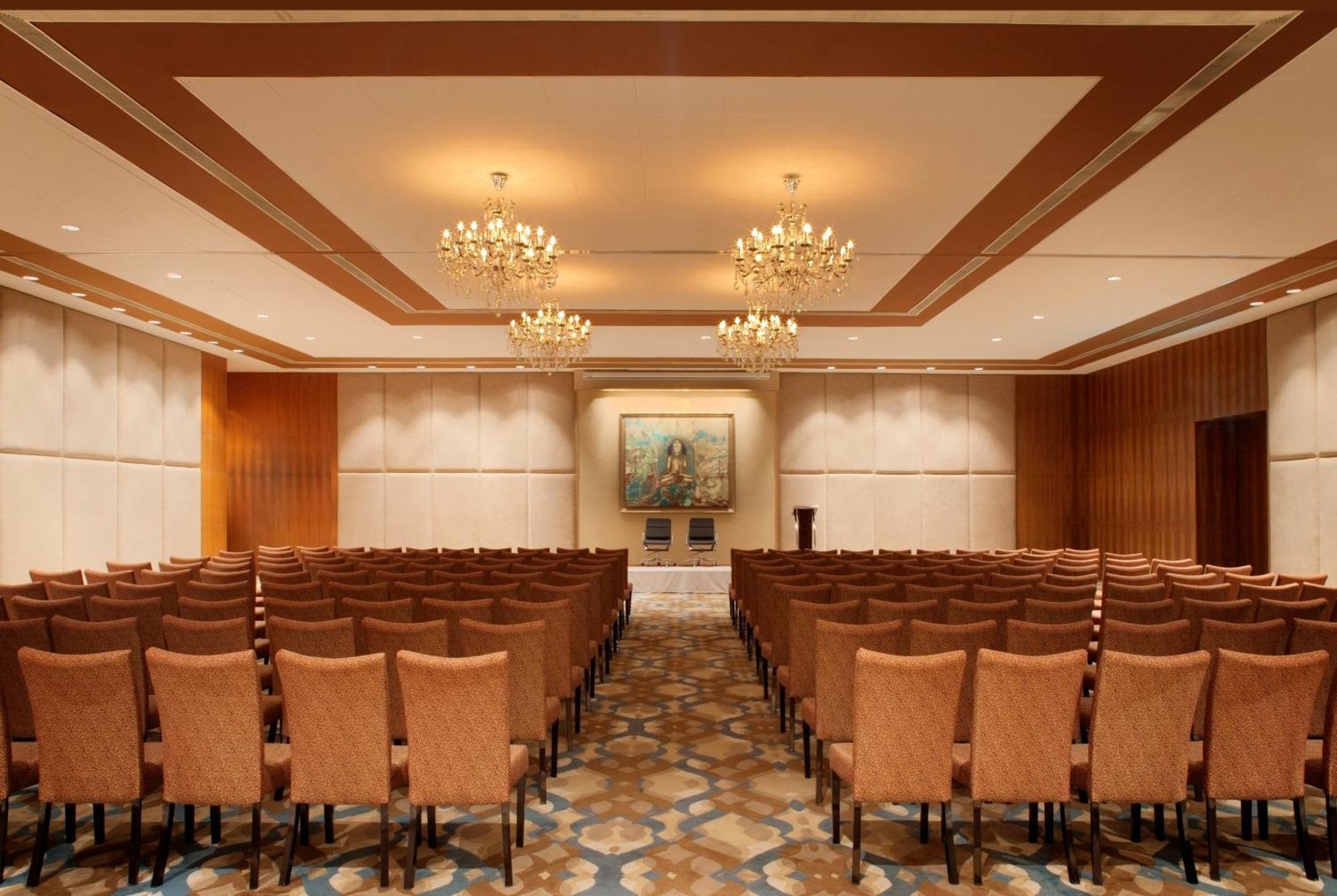 Radisson Blu Plaza Hotel Hyderabad Banjara Hills Zaplecze biznesowe zdjęcie The ballroom at the hotel