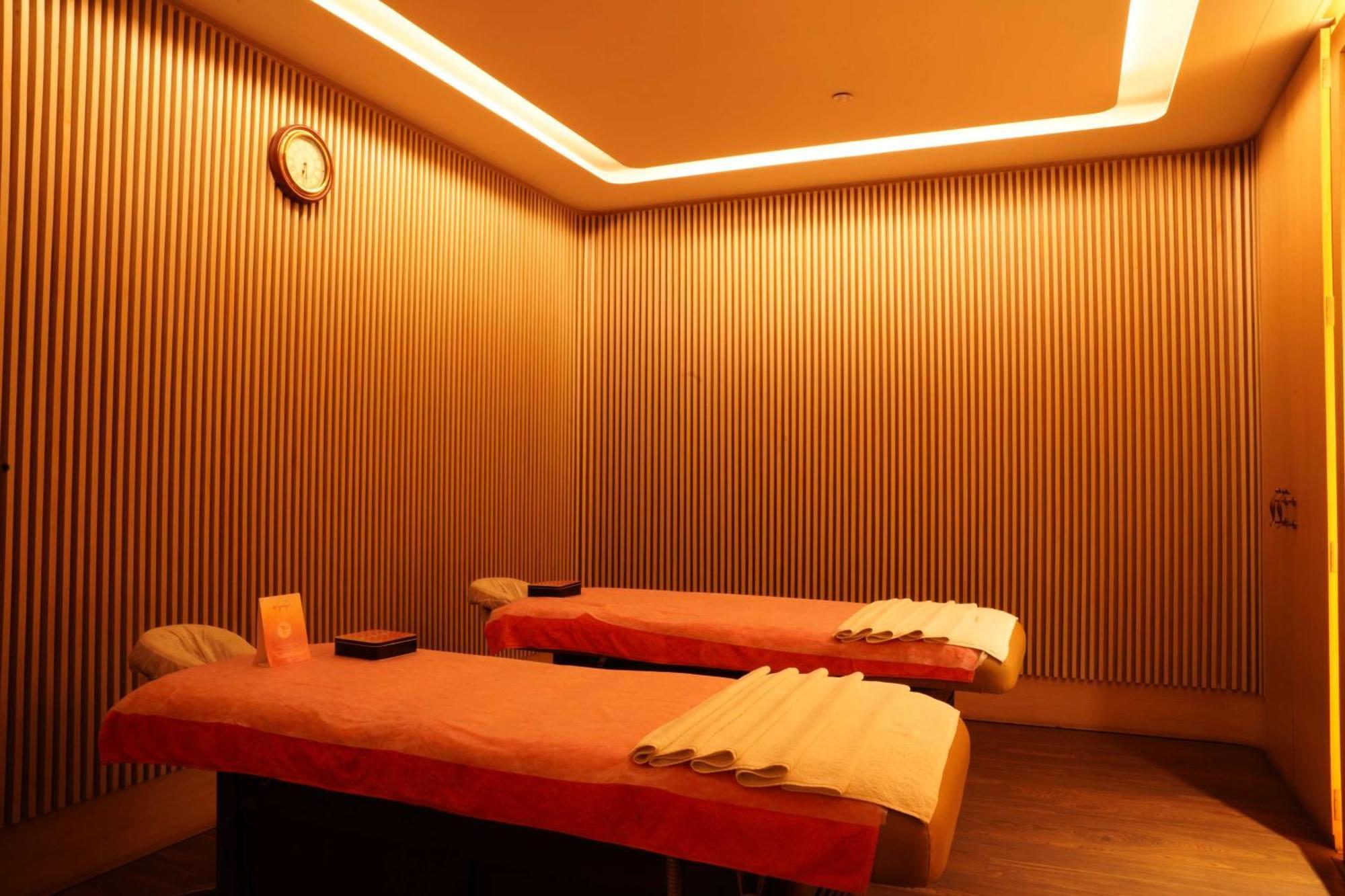 Radisson Blu Plaza Hotel Hyderabad Banjara Hills Zewnętrze zdjęcie A massage room at a spa