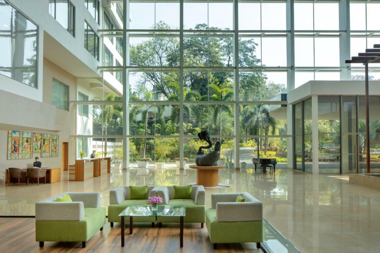 Radisson Blu Plaza Hotel Hyderabad Banjara Hills Zewnętrze zdjęcie The lobby of the Park Hotel, New Delhi