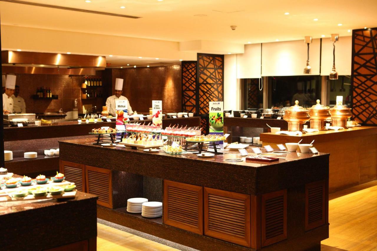 Radisson Blu Plaza Hotel Hyderabad Banjara Hills Zewnętrze zdjęcie A buffet at a hotel