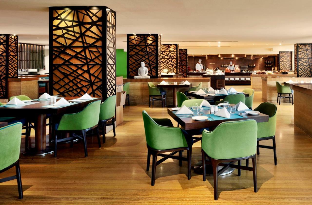 Radisson Blu Plaza Hotel Hyderabad Banjara Hills Zewnętrze zdjęcie The restaurant